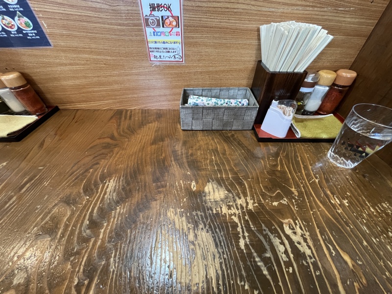 ラーメンが運ばれてくる前のカウンター